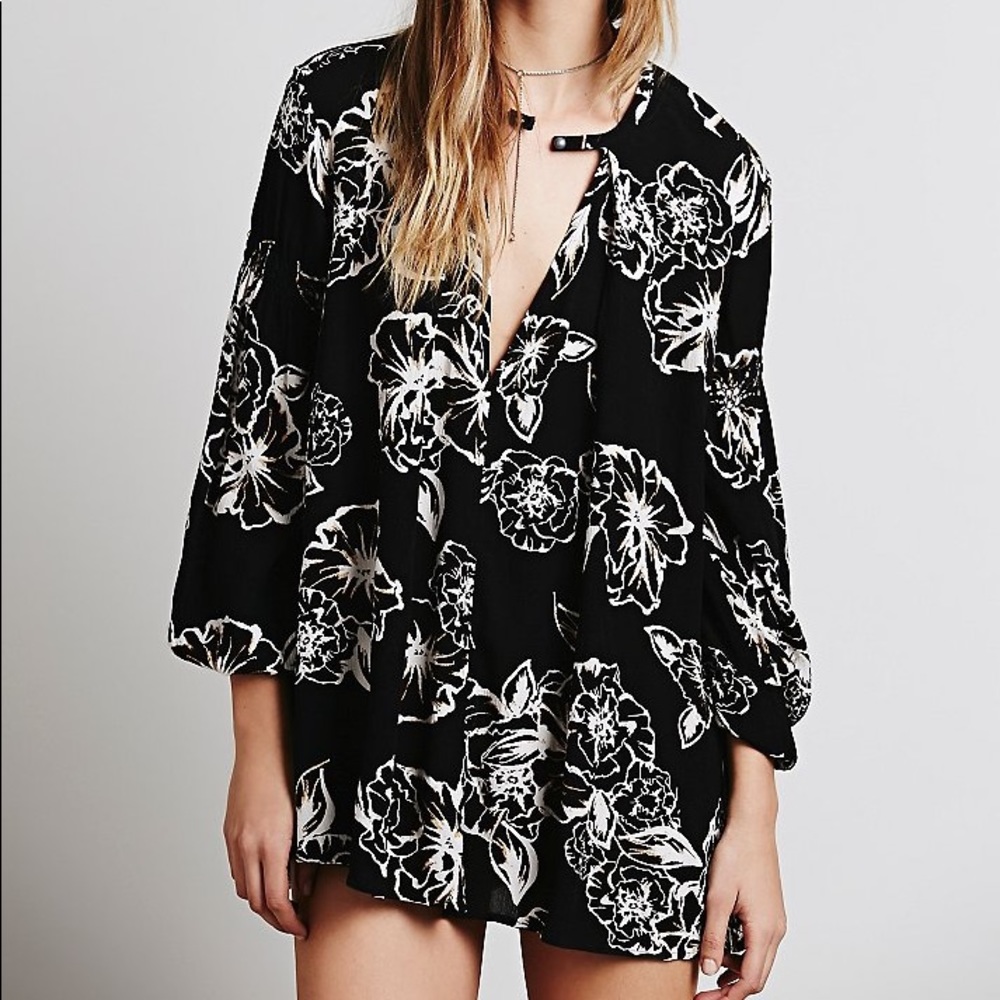 Free People black floral tunic 🖤